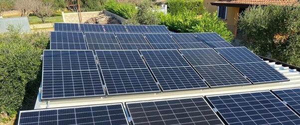 Molti pannelli fotovoltaici disposti su un tetto piano